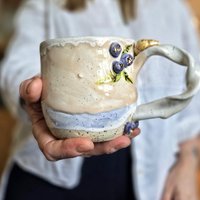 Handgetöpferte Besondere Bunte Tasse Mit Gold, Croissanttasse, Gemusterter Töpferbecher, Geschenk Für Freundin, Süße Kaffeetasse Blaubeeren von MIMIPOTTERI