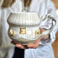 Handgetöpferte Besondere Bunte Tasse Mit Gold, Croissanttasse, Gemusterter Töpferbecher, Geschenk Für Freundin, Süße Kaffeetasse Croissant von MIMIPOTTERI
