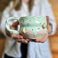 Handgetöpferte Besondere Bunte Tasse Mit Gold, Croissanttasse, Karierter Töpferbecher, Geschenk Für Freundin, Süße Kaffeetasse Croissant von MIMIPOTTERI