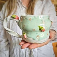 Handgetöpferte Besondere Bunte Tasse Mit Gold, Erdbeertasse, Handgemachter Töpferbecher, Geschenk Für Freundin, Süße Kaffeetasse Erdbeeren von MIMIPOTTERI