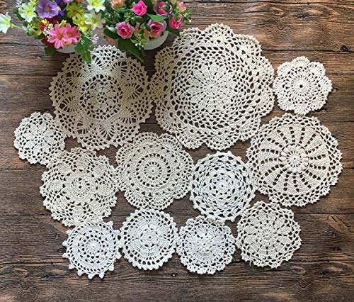 MINDPLUS Set mit 12 Handgehäkelten Deckchen aus Baumwolle Gehäkelte Spitze Deckchen Untersetzer Tischset 10-25 cm Rund Beige Vintage-Hochzeit Teeparty (12 Stück Beige) von MINDPLUS