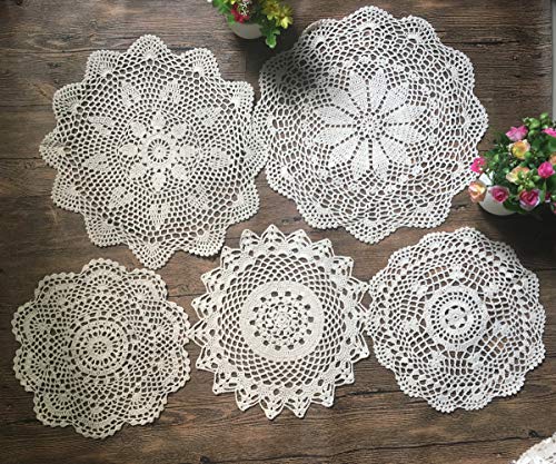 MINDPLUS Set mit 5 Handgehäkelten Deckchen aus Baumwolle Gehäkelte Spitze Deckchen Untersetzer Tischset 30-40 cm Rund Beige Vintage-Hochzeit Teeparty (Beige) von MINDPLUS