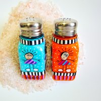 Handgefertigtes Glas Salz Und Pfefferstreuer Set Funktionale Kunst, Made in Israel von MIRAKRIS