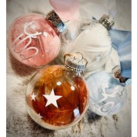 Weihnachtskugel Aus Kunststoff Gefüllt Mit Federn, Seiden - Oder Juteband, Auf Wunsch Personalisiert Weihnachtskugel Aus Kunststoff Gefüllt Mit Federn, Seiden - Oder Juteband, Auf Wunsch Personalisiert von MITLIEBEdruckbar