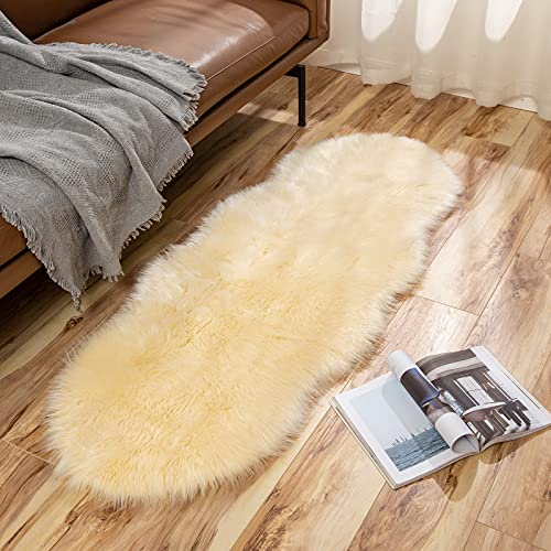 MIULEE Faux Fell Teppich Bodenmatte Flauschig Weiche Warm Modern Vorleger Kunstfell Dekofell Bettvorleger Wolle Longhair Optik Gemütliches Matte für Wohnzimmer Schlafzimmer 60x160 cm Beige von MIULEE