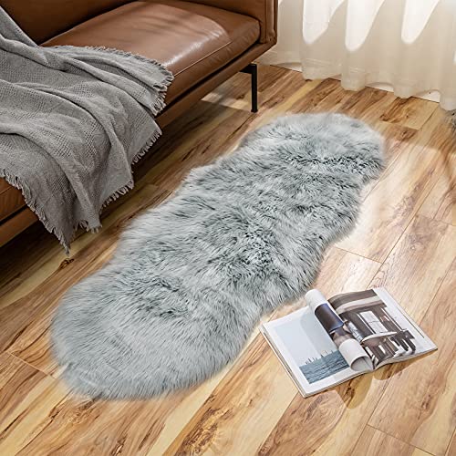 MIULEE Faux Fell Teppich Bodenmatte Flauschig Weiche Warm Modern Vorleger Kunstfell Dekofell Bettvorleger Wolle Longhair Optik Gemütliches Matte für Wohnzimmer Schlafzimmer 60x160 cm Grau von MIULEE