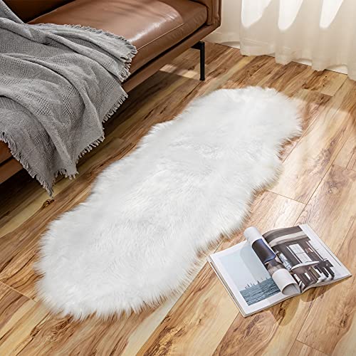 MIULEE Faux Fell Teppich Bodenmatte Flauschig Weiche Warm Modern Vorleger Kunstfell Dekofell Bettvorleger Wolle Longhair Optik Gemütliches Matte für Wohnzimmer Schlafzimmer 60x160 cm Weiß von MIULEE