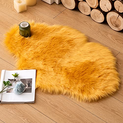 MIULEE Faux Fell Teppich Flauschig Weiche Warm Modern Bodenmatte Sofa Matte Kunstfell Dekofell Unregelmäßig Bettvorleger Wolle Longhair Optik Gemütliches 60x90 cm Golden von MIULEE