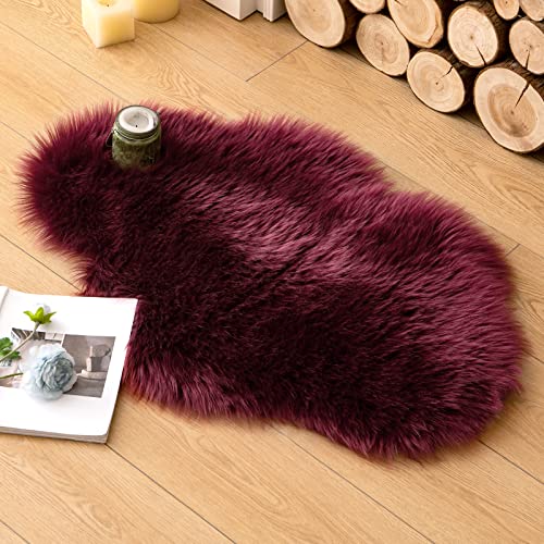 MIULEE Faux Fell Teppich Flauschig Weiche Warm Modern Bodenmatte Sofa Matte Kunstfell Dekofell Unregelmäßig Bettvorleger Wolle Longhair Optik Gemütliches 60x90 cm Weinrot von MIULEE