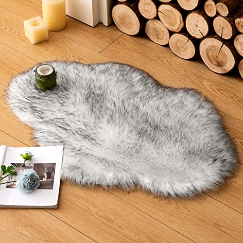 MIULEE Faux Fell Teppich Flauschig Weiche Warm Modern Bodenmatte Sofa Matte Kunstfell Dekofell Unregelmäßig Bettvorleger Wolle Longhair Optik Gemütliches 60x90 cm Weiß-grau von MIULEE