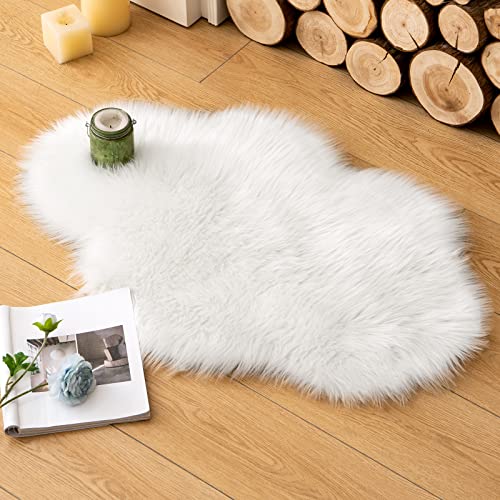 MIULEE Faux Fell Teppich Flauschig Weiche Warm Modern Bodenmatte Sofa Matte Kunstfell Dekofell Unregelmäßig Bettvorleger Wolle Longhair Optik Gemütliches 60x90 cm Weiß von MIULEE