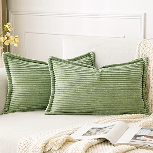 MIULEE Kordsamt Kissenbezug Weiche Kissenhülle Dekorative Sofakissen Quadratische Dekokissen Moderne Zierkissenbezug Gestreifte Kissenbezüge für Wohnzimmer Schlafzimmer 2 Stück 40x60 cm, Bohnengrün MIULEE Kordsamt Kissenbezug Weiche Kissenhülle Dekorative Sofakissen Quadratische Dekokissen Moderne Zierkissenbezug Gestreifte Kissenbezüge für Wohnzimmer Schlafzimmer 2 Stück 40x60 cm, Bohnengrün von MIULEE