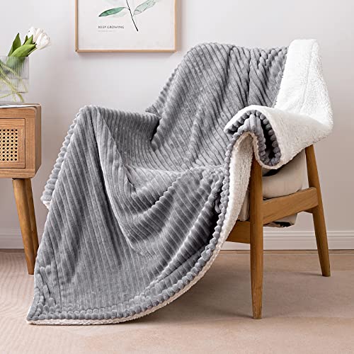 MIULEE Kuscheldecke Dicke Wohndecke Lammdecke Bettdecke Gestreifte Flauschige Weiche Decke Sofaüberwurf Couchdecke für Bett Sofa Wohnzimmer 125x150 cm Grau von MIULEE