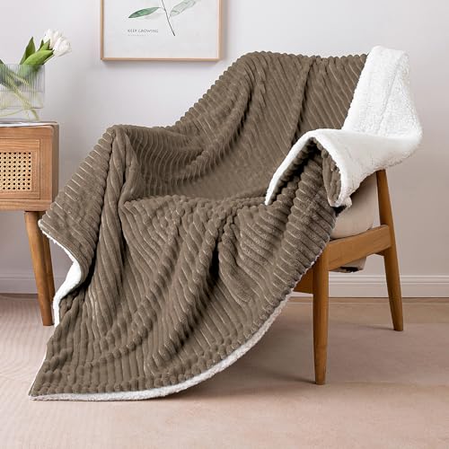 MIULEE Kuscheldecke Dicke Wohndecke Lammdecke Bettdecke Gestreifte Flauschige Weiche Decke Sofaüberwurf Couchdecke für Bett Sofa Wohnzimmer 150x200 cm Braun von MIULEE