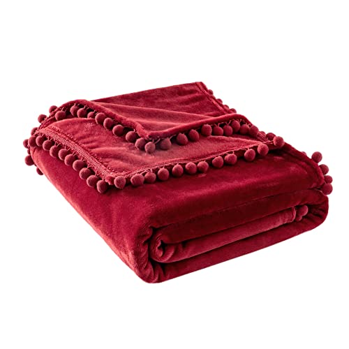 MIULEE Kuscheldecke Fleecedecke Flanell Decke mit Pompoms Einfarbig Wohndecken Couchdecke Flauschig Überwurf Mikrofaser Tagesdecke Sofadecke Blanket, 125x150cm, Weinrot von MIULEE