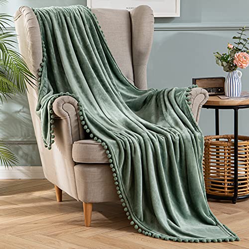 MIULEE Kuscheldecke Fleecedecke Flanell Decke mit Pompoms Einfarbig Wohndecken Couchdecke Flauschig Überwurf Mikrofaser Tagesdecke Sofadecke Blanket, 150x200cm, Matcha Grün von MIULEE
