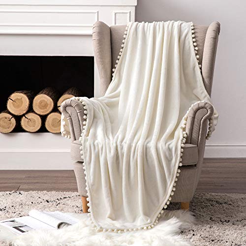 MIULEE Kuscheldecke Fleecedecke Flanell Decke mit Pompoms Einfarbig Wohndecken Couchdecke Flauschig Überwurf Mikrofaser Tagesdecke Sofadecke Blanket, 220x240cm, Weiß von MIULEE