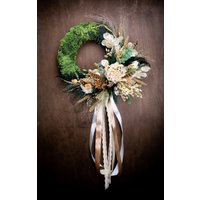 Boho Rustikaler Kranz Mit Federn Und Bändern, Konserviertes Moos-Eukalyptus-Grün, Getrocknete Gräser, Haustürdekor, Natürlicher Bauernhausschmuck von MKendraWedding
