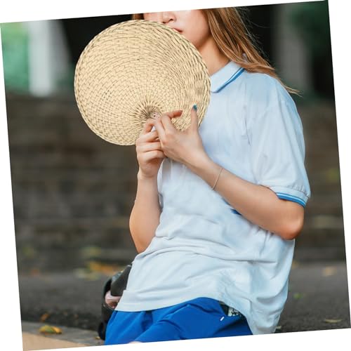 MOBUTOFU Handgefertigter Leichter Sommerfächer aus Handgewebtem Stroh Kreative Chinesische PU Feder für Kühlende Luft Unterwegs Traditionelles Design Tragbar und Modisch von MOBUTOFU