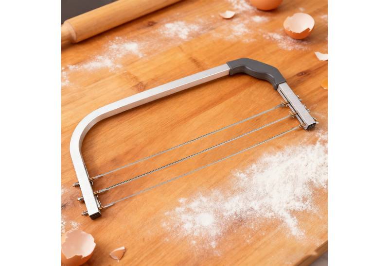 MODFU Tortenwerkzeug Kuchen-Schneider Tortenbodenschneider Tortenbodenteiler, (52 × 22 cm Edelstahl mit Rutschfester Griff und stabile Füße, 1-tlg., gleichmäßigen Schneiden von Kuchenböden und Torten), Höhenverstellbar für gleichmäßige Tortenlagen MODFU Tortenwerkzeug Kuchen-Schneider Tortenbodenschneider Tortenbodenteiler, (52 × 22 cm Edelstahl mit Rutschfester Griff und stabile Füße, 1-tlg., gleichmäßigen Schneiden von Kuchenböden und Torten), Höhenverstellbar für gleichmäßige Tortenlagen von MODFU