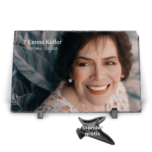 MOMENTU® Personalisierter Gedenkstein mit Foto [Schieferplatte 29x19cm + Ständer] Steinplatte mit Kreuz Trauerstein Fotoaufsteller Gedenkfoto Grabplatte Grabschmuck Gedenktafel Kondolenzgeschenk von MOMENTU