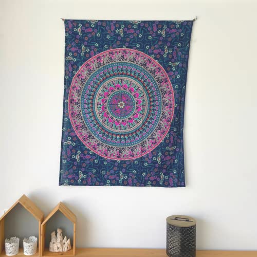 MOMOMUS Wandteppich Mandala - 100% Baumwolle, Bunt, Orientalische Designs - Ideal als Wandtuch Mandala, Indischer Wandbehang aus Stoff und Wandteppich Boho - Lila, 77x102 cm von MOMOMUS