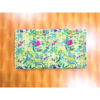 Handgemachte Paradiesblumendruck-Kantha-Quilt, Boho-Bettwäsche-Tagesdecke, Kantha-Wurf Handgemachte Paradiesblumendruck-Kantha-Quilt, Boho-Bettwäsche-Tagesdecke, Kantha-Wurf von MONIKAENTERPRISIndia