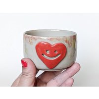 Becher Getöpfert Mit Emoji Herz Lachend; Kaffeebecher Smiley Rot; Geschenk Valentinstag; Tasse von MONIYceramics