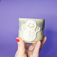 Becher Schneemann Aus Keramik Getöpfert; Keramikbecher Blaue Drips; Kaffeebecher Handgetöpfert; Tasse Winter von MONIYceramics