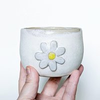 Becher Xl Getöpfert Blume Weiß 320Ml; Kaffeebecher Aus Keramik; Tasse Ohne Henkel; Geschenk Blumen Home Decor Becher Xl Getöpfert Blume Weiß 320Ml; Kaffeebecher Aus Keramik; Tasse Ohne Henkel; Geschenk Blumen Home Decor von MONIYceramics