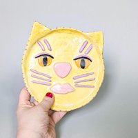 Dekoteller Katze Aus Keramik; Handgetöpferte Schmuckschale, Ringschale, Ringschälchen, Getöpfertes Schmuckschälchen, Wandteller Gelb von MONIYceramics
