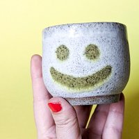 Getöpferter Becher Emoji Lächeln 230 Ml; Kaffeebecher Ohne Henkel Smiley Weiß Gelb; Lustige Kaffeetasse; Geschenk von MONIYceramics