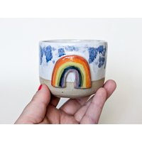 Getöpferter Kaffeebecher Regenbogen; Keramikbecher Lgbtqai+; Tasse Ohne Henkel; Geschenk Pride von MONIYceramics