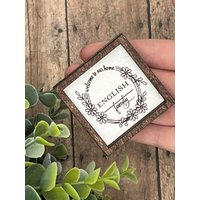 Miniatur Gravur Familie Nachname Holz Schild Bauernhaus Stil Rot Mahagoni Rahmen Boho Hauseinwählen Neues Zuhause Brautpaar Geschenk von MOONSHINEandGLITTER