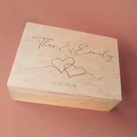Erinnerungskiste Für Paar Personalisiert - Hochzeitsgeschenk | Holzkiste Personalisiert Zwei Herzen| Andenken Brautpaar von MRSDECODE