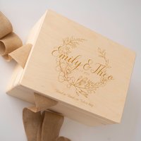 Erinnerungskiste Hochzeit Personalisiert - Hochzeitsgeschenk | Holzkiste Personalisiert Blumenkranz Andenken Brautpaar von MRSDECODE