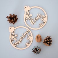 Weihnachtsbaumanhänger Personalisiert Mit Schneeflocken Und Wunschnamen | Christbaumanhänger Name Christbaum Deko von MRSDECODE