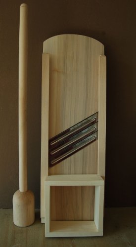 MS-Steinzeug Krauthobel 55 x 18 cm + gratis Krautstampfer | Gemüsehobel aus Holz | 3 scharfe Klingen aus rostfreiem Edelstahl | Für alle Kraut- und Gemüsesorten | In Handarbeit gefertigt von MS-Steinzeug