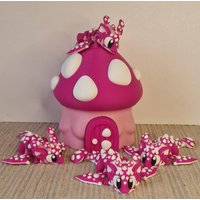 2 Süße Pinke Pilz - Drachen Im Pilzhäuschen , Süß, Für Tierliebhaber Und Sammler, Deko, Geschenk, 3D Druck, Farbwahl, P15 2 Süße Pinke Pilz - Drachen Im Pilzhäuschen , Süß, Für Tierliebhaber Und Sammler, Deko, Geschenk, 3D Druck, Farbwahl, P15 von MS3DDruck24