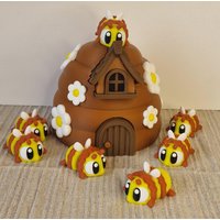 3 Süße Bienchen Im Waben-Häuschen , Süß, Für Tierliebhaber Und Sammler, Deko, Geschenk, 3D Druck, Farbwahl, P7 3 Süße Bienchen Im Waben-Häuschen , Süß, Für Tierliebhaber Und Sammler, Deko, Geschenk, 3D Druck, Farbwahl, P7 von MS3DDruck24