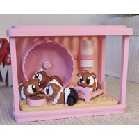 4 Süße Meerschweinchen Im Miniaturkäfig, Süß, Für Tierliebhaber Und Sammler, Deko, Geschenk, 3D Druck, Farbwahl, P3 4 Süße Meerschweinchen Im Miniaturkäfig, Süß, Für Tierliebhaber Und Sammler, Deko, Geschenk, 3D Druck, Farbwahl, P3 von MS3DDruck24