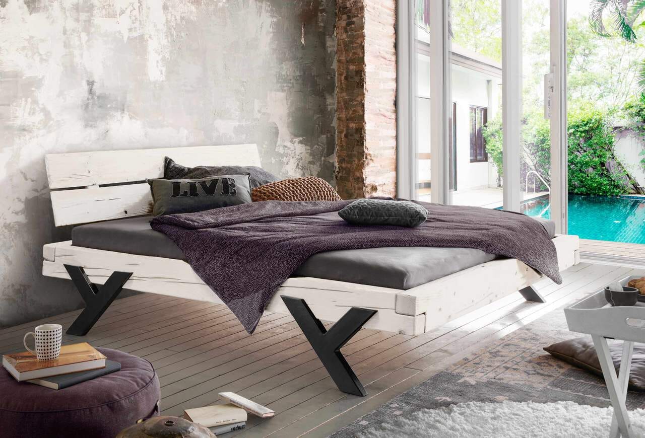 Balkenbett GORM mit Y-Fuß Massivholzbett Fichte weiß lackiert Balkenbett GORM mit Y-Fuß Massivholzbett Fichte weiß lackiert von MSZ Design