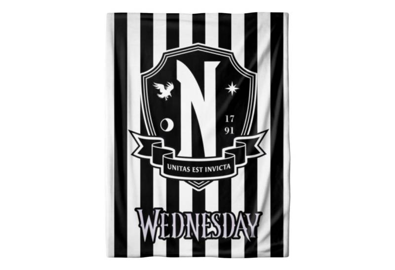 Wohndecke Wednesday Nevermore Kuscheldecke 130 x 170 cm, Netflix, MTOnlinehandel, Fleece-Decke in Schwarz/ Weiß • Geschenkidee • Nevermore Academy von MTOnlinehandel
