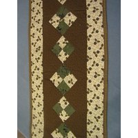 Quilted Earth Toned Tischläufer Quilted Earth Toned Tischläufer von MTQuiltedTreasures