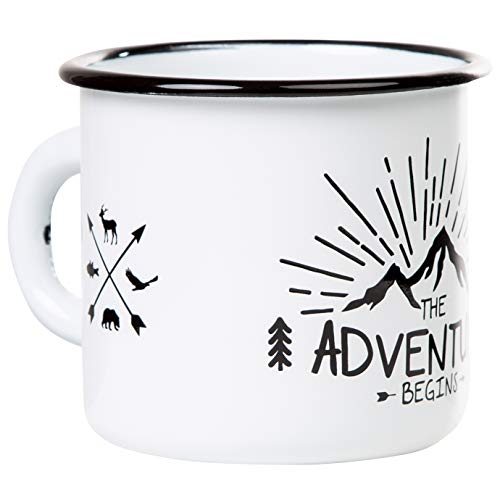 MUGSY I Emaille Tasse mit Spruch The Adventure Begins, 330 ml, Camping Tasse, Camping Ausrüstung, Retro Design I Weiß von MUGSY