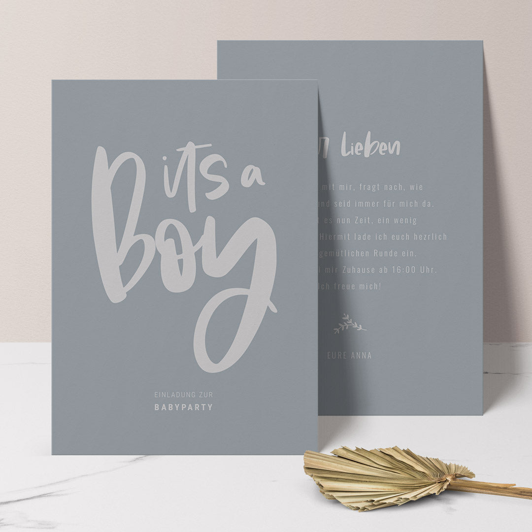 Einladung Babyparty 'Its a Boy', Postkarte (14.8x10.5) / 50 von MY FAM POSTER | Personalisierte Poster