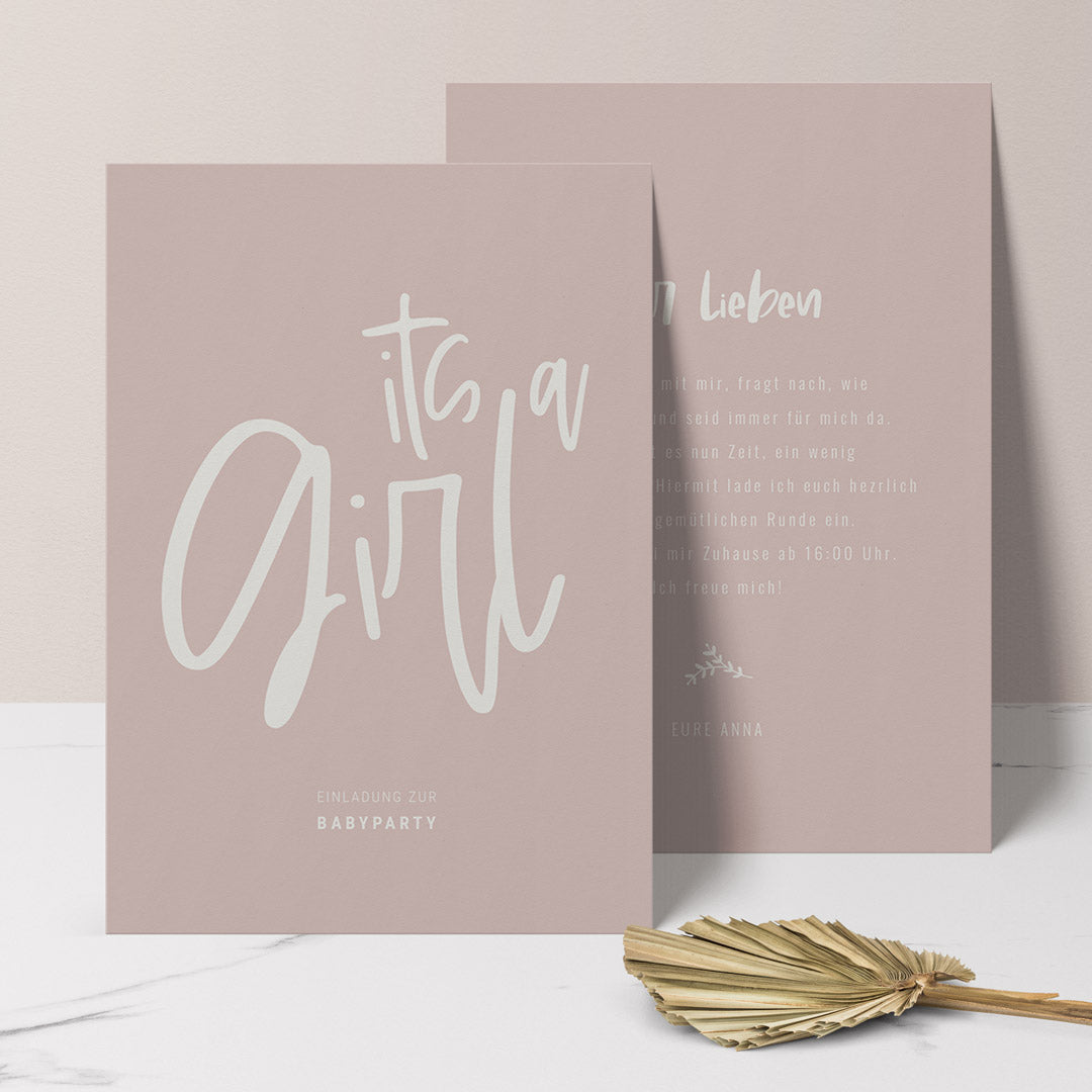 Einladung Babyparty 'Its a Girl', Postkarte (14.8x10.5) / 60 von MY FAM POSTER | Personalisierte Poster