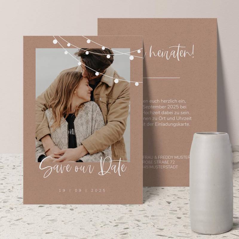 Personalisierte Save-the-Date Karte 'Glow', Postkarte (14.8x10.5) / 50 von MY FAM POSTER | Personalisierte Poster