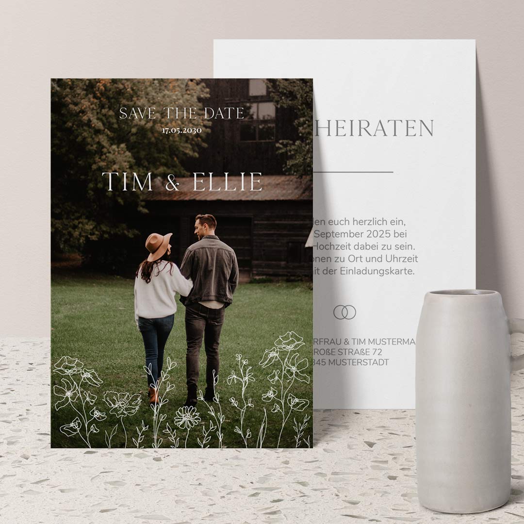 Personalisierte Save-the-Date Karte 'White Flowers', Postkarte (14.8x10.5) / 60 von MY FAM POSTER | Personalisierte Poster