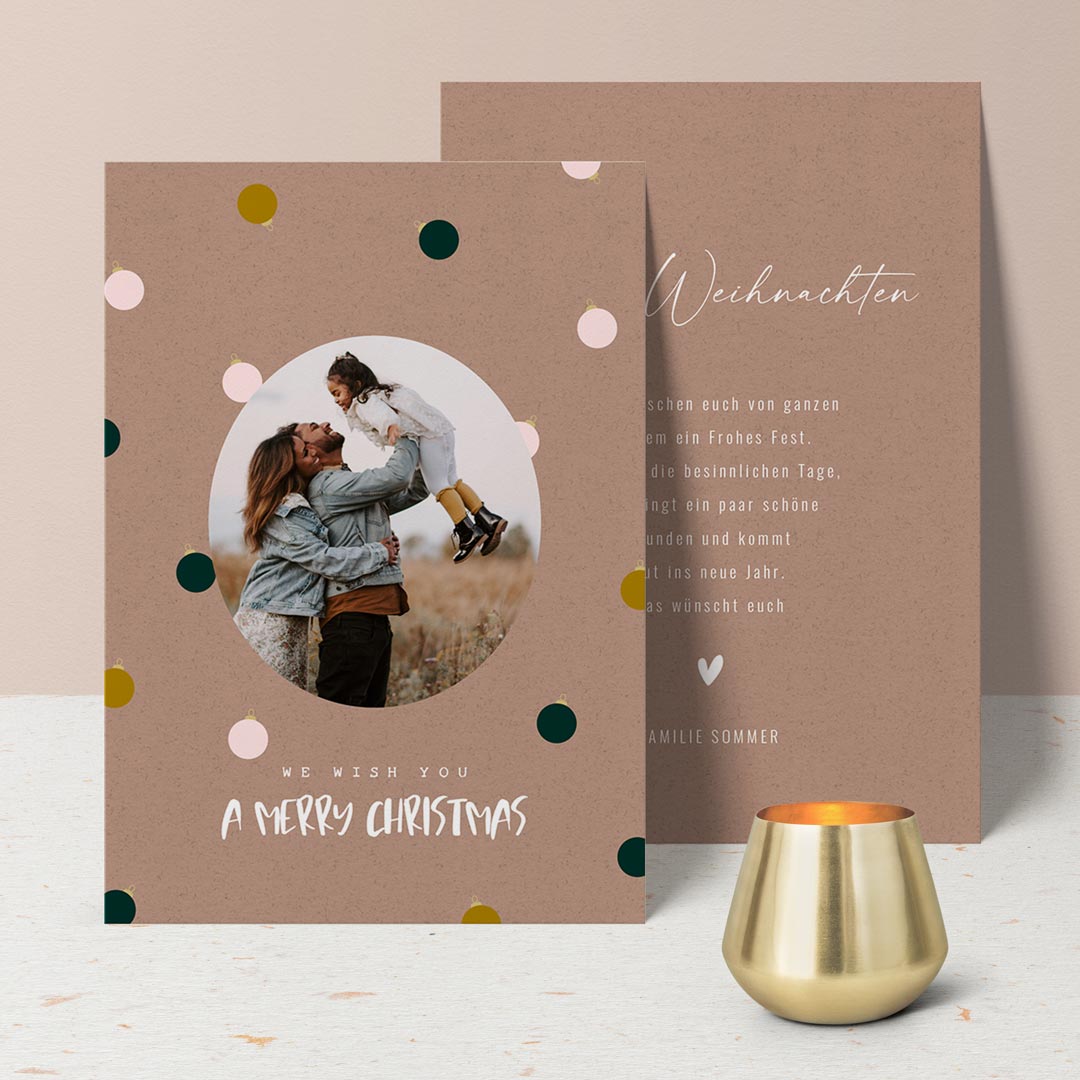 Personalisierte Weihnachtskarte 'Bunte Kugeln', Postkarte (14.8x10.5) / 70 von MY FAM POSTER | Personalisierte Poster